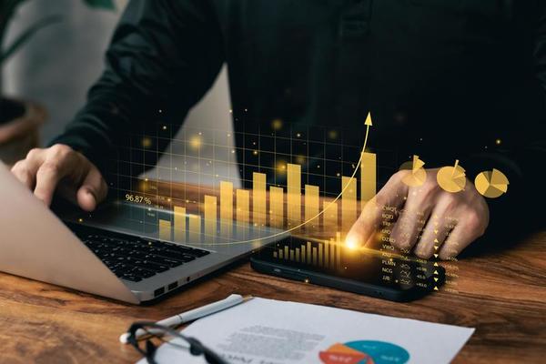 businessman-working-with-laptop-and-smartphone-virtual-dashboard-analyzing-finance-sales-data-and-economic-growth-graph-chart-photo